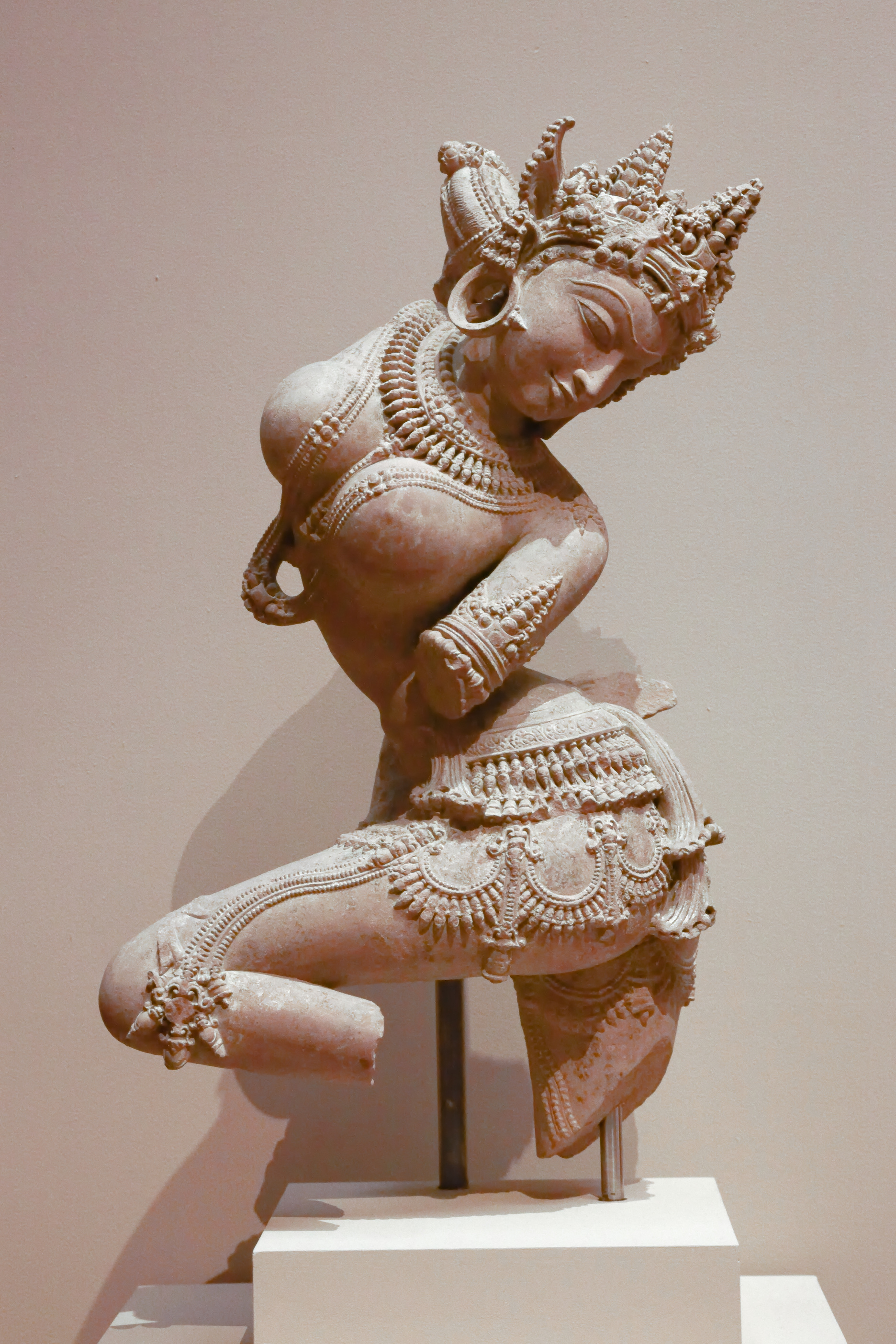 Manhattan, NY - November 4, 2022: 11th century Indian Celestial Dancer Apsara sandstone statue on display in the Metropolitan Museum of Art linked to Subhash Kapoor illegal black market smuggling © by John Hanson Pye under Education License from Adobe Stock